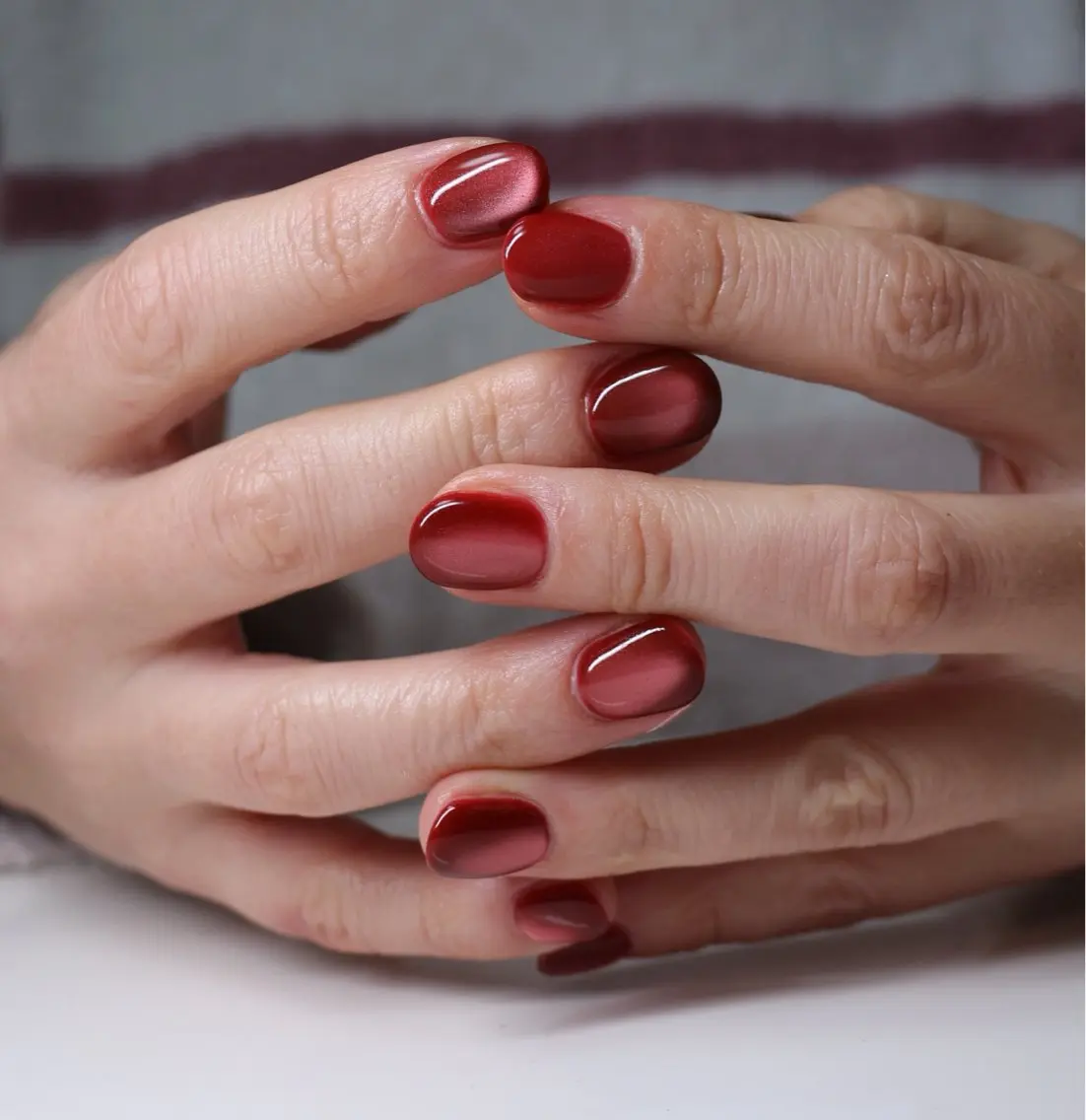 ネイル マグネットネイル 赤色 ショートネイル シンプルネイル ハンドネイル Baku Nailsのネイルデザイン
