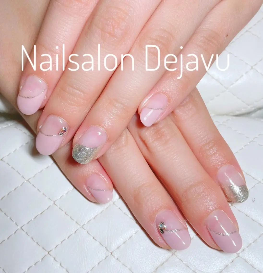 ネイル アートネイル フレンチネイル ラメ(グリッター) 斜めフレンチ ストーンネイル Nail salon Dejavu 🌿のネイルデザイン