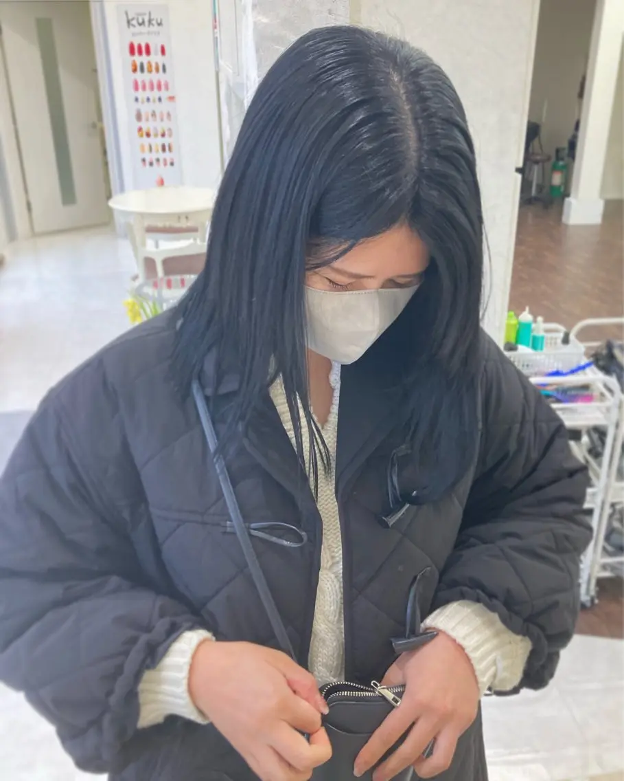 カラー 黒髪 ブルーカラー ブルーブラック 岡田 美妃のヘアスタイル