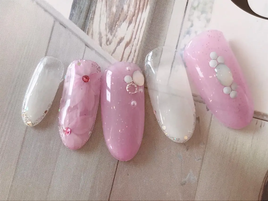 ミディアム ネイル ネイル ティアラのネイルデザイン