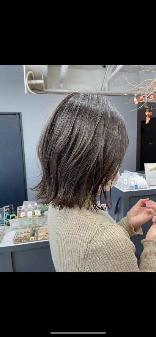 ミディアム カラー グレージュ 樋口 美咲のヘアスタイル