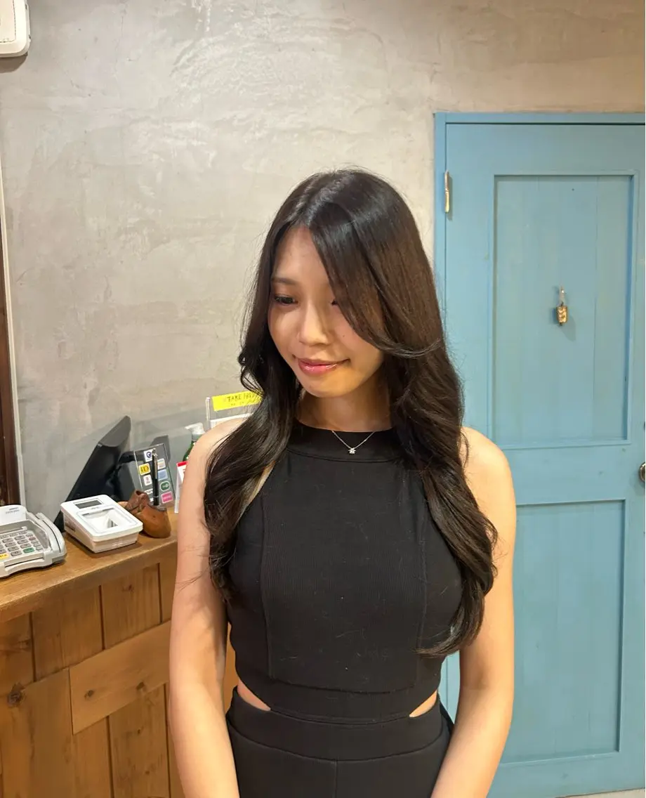 ロング カラー ブラウンカラー チョコレートブラウン ヘアカラー トリートメント 朝岡 真夕のヘアスタイル
