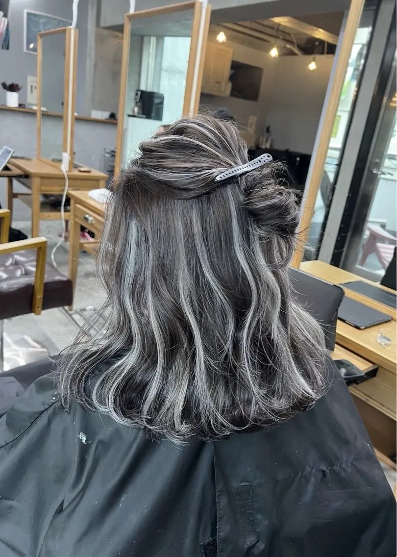 ミディアム カラー ヘアアレンジ ダークグレー ダークグレージュ グレージュ ハイライトカラー ハイライト カット ヘアカラー トリートメント 指名数No.1 /NAOYAのヘアスタイル
