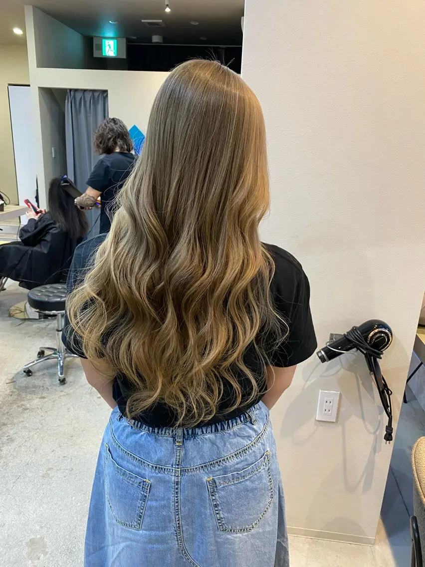 ロング ヘアカラー 才田 まりなのヘアスタイル