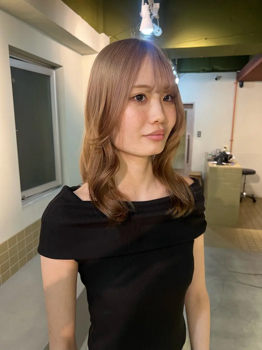 ミディアム カラー ベージュカラー ブリーチ ダブルカラー ミルクティーベージュ イワマ ナツミのヘアスタイル