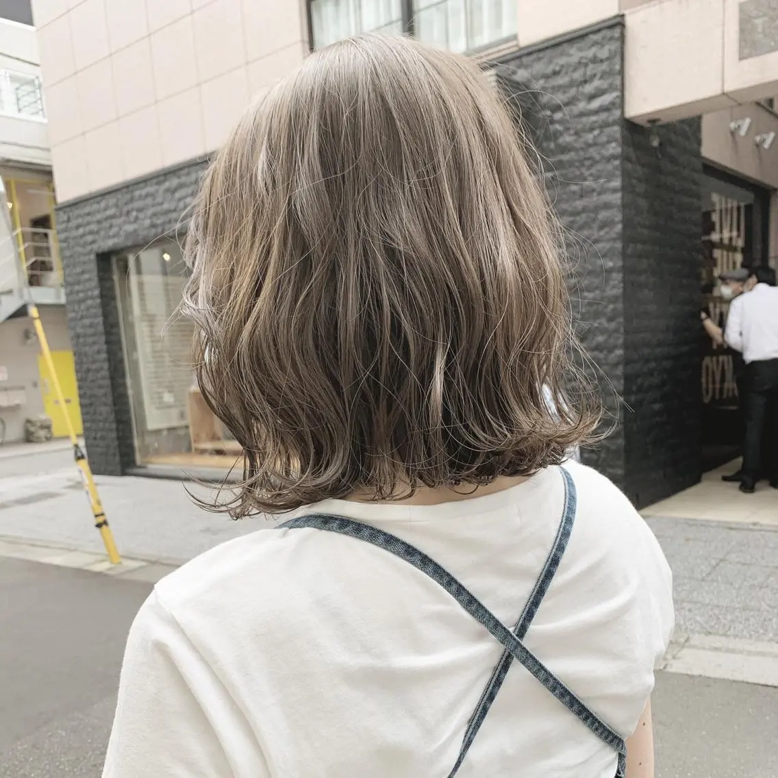 ミディアム カラー ネイル ハイトーンボブ 前田 表参道　グレージュのヘアスタイル