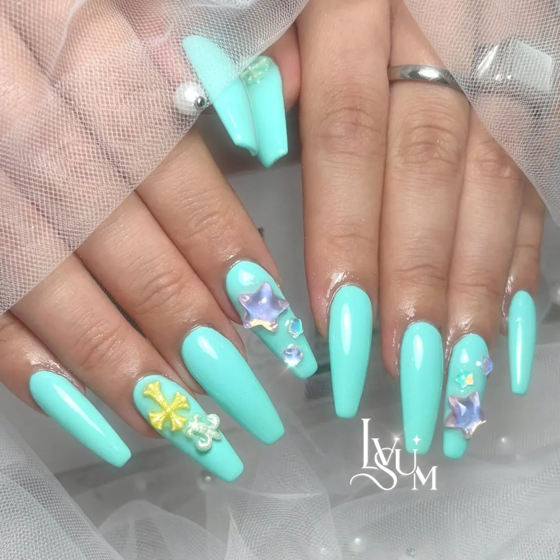 ネイル グリーン ロングネイル 夏ネイル ハンドネイル lvsum nailのネイルデザイン