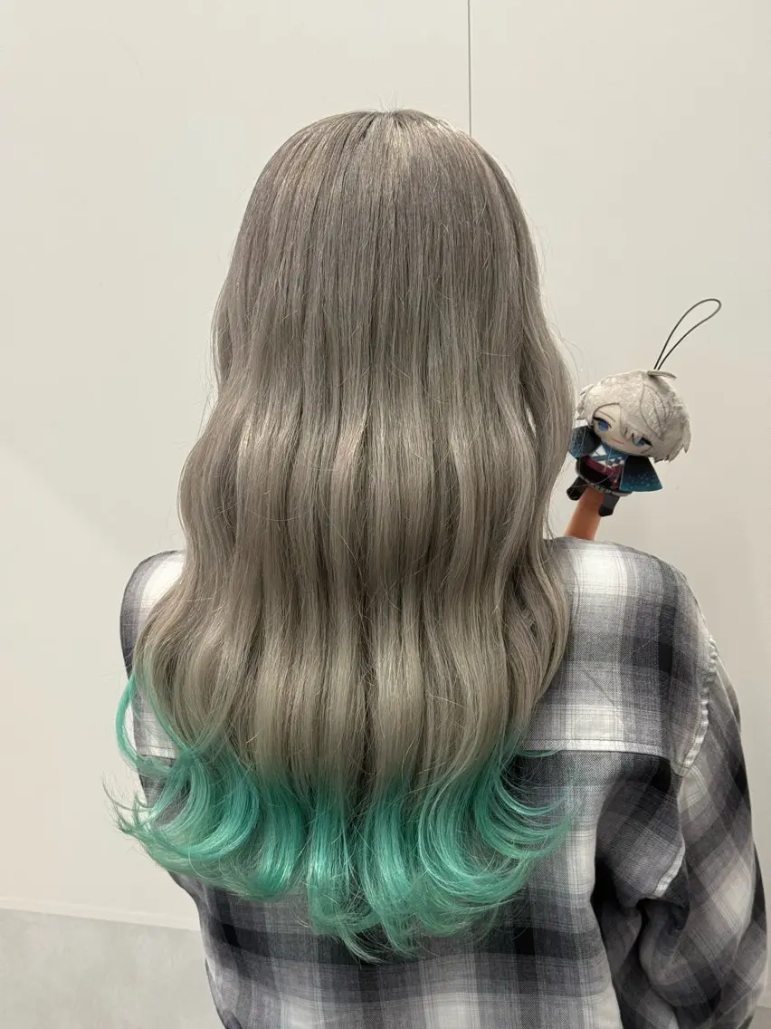 セミロング カラー ブリーチ ケアブリーチ ダブルカラー グレージュ ミント ヘアカラー トリートメント インナーカラー 推し ブリーチ 髪質改善のヘアスタイル