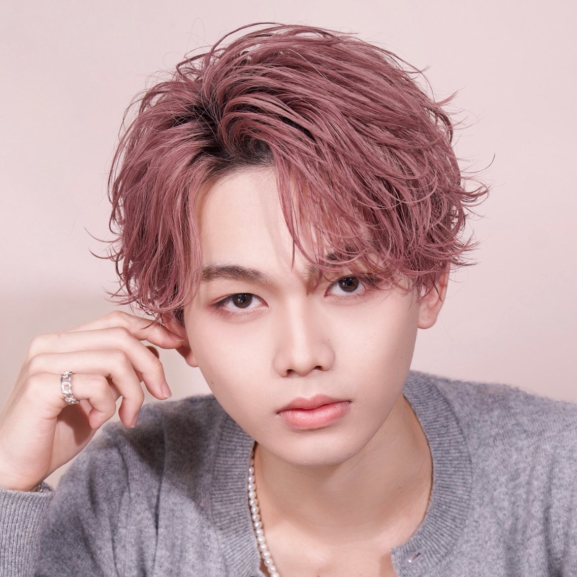 ミディアム カラー パーマ ヘアアレンジ メンズ メンズハイトーン 透明感カラー ハイトーンカラー ピンクカラー 柴﨑 悠利 天神 メンズカットのヘアスタイル