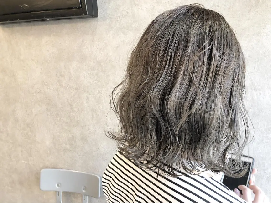 ミディアム カラー 顔周りレイヤーカット ブリーチminamiのヘアスタイル