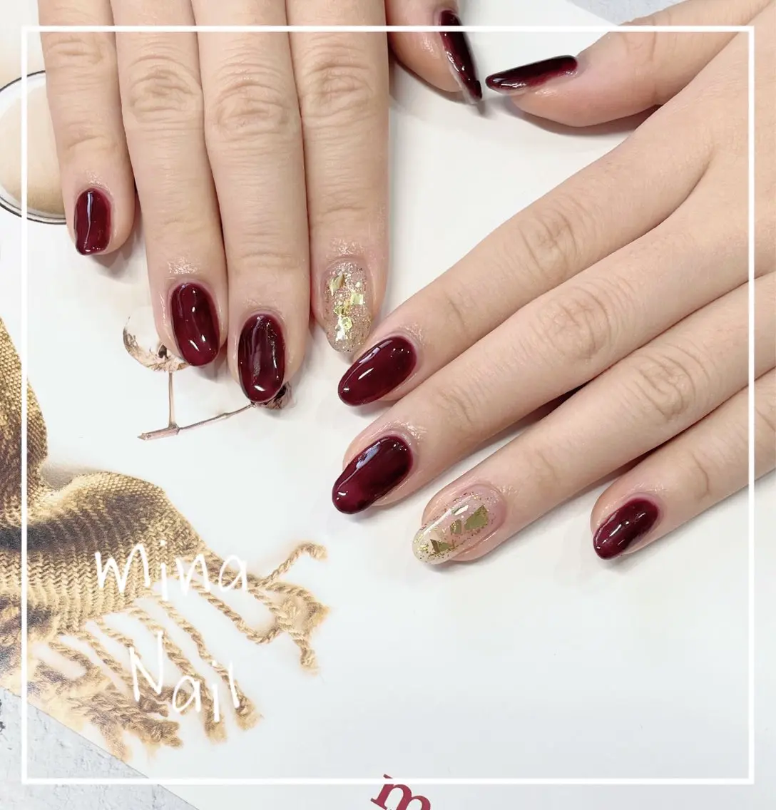 ネイル ボルドー ゴールド ホログラムネイル シンプルネイル mina Nailのネイルデザイン