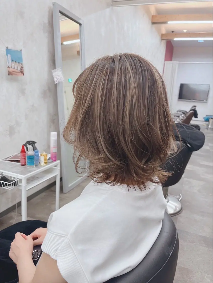 ミディアム カラー 藤田 麗安のヘアスタイル