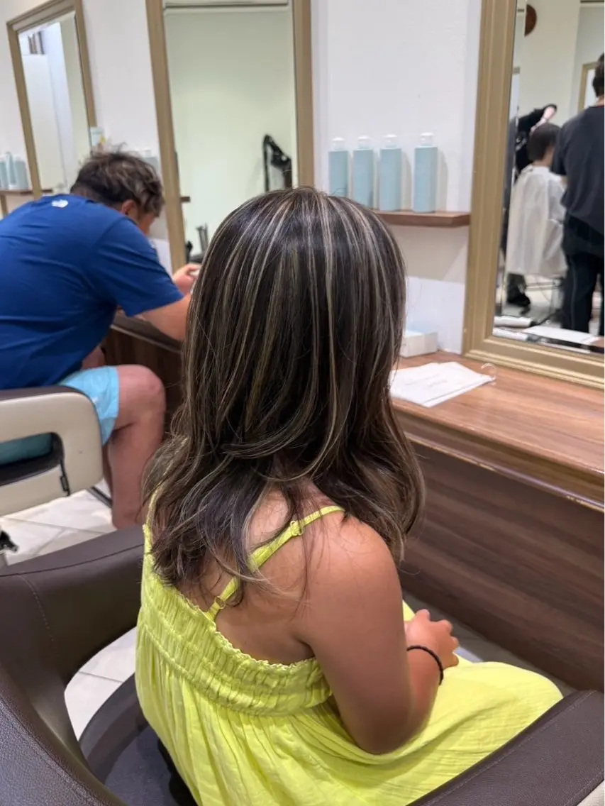 ロング カラー 透明感カラー デザインカラー ハイライトカラー ハイトーンカラー ハイライト ヘアカラー 根本 弥英のヘアスタイル