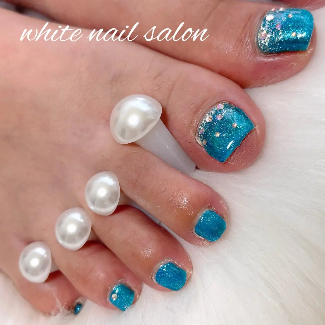 ネイル フットネイル ラメ(グリッター) フットネイル white nail salonのネイルデザイン