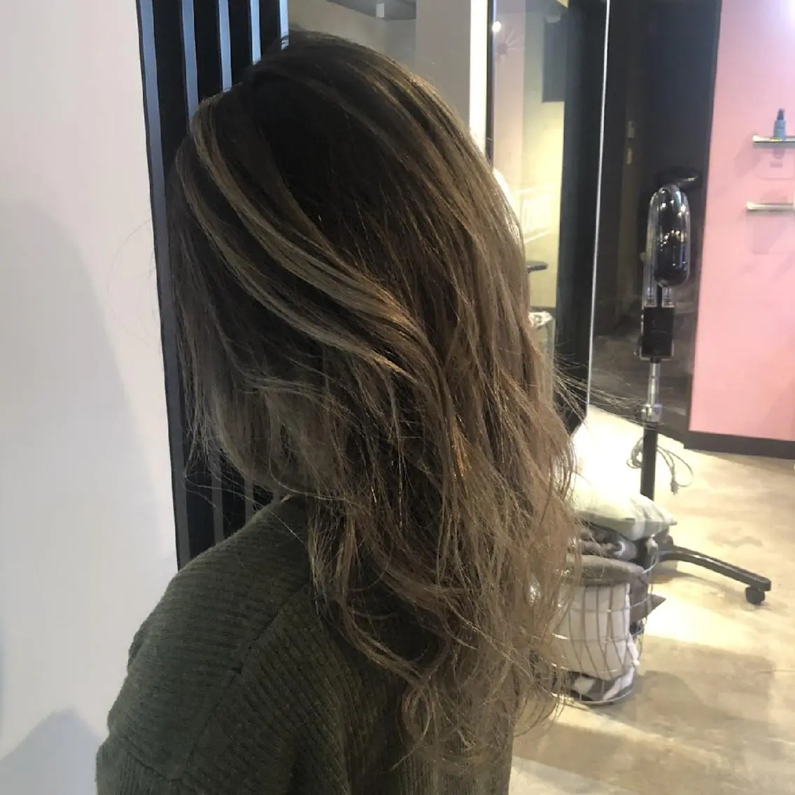 セミロング カラー バレイヤージュ レイヤーカット looker ルーカーのヘアスタイル