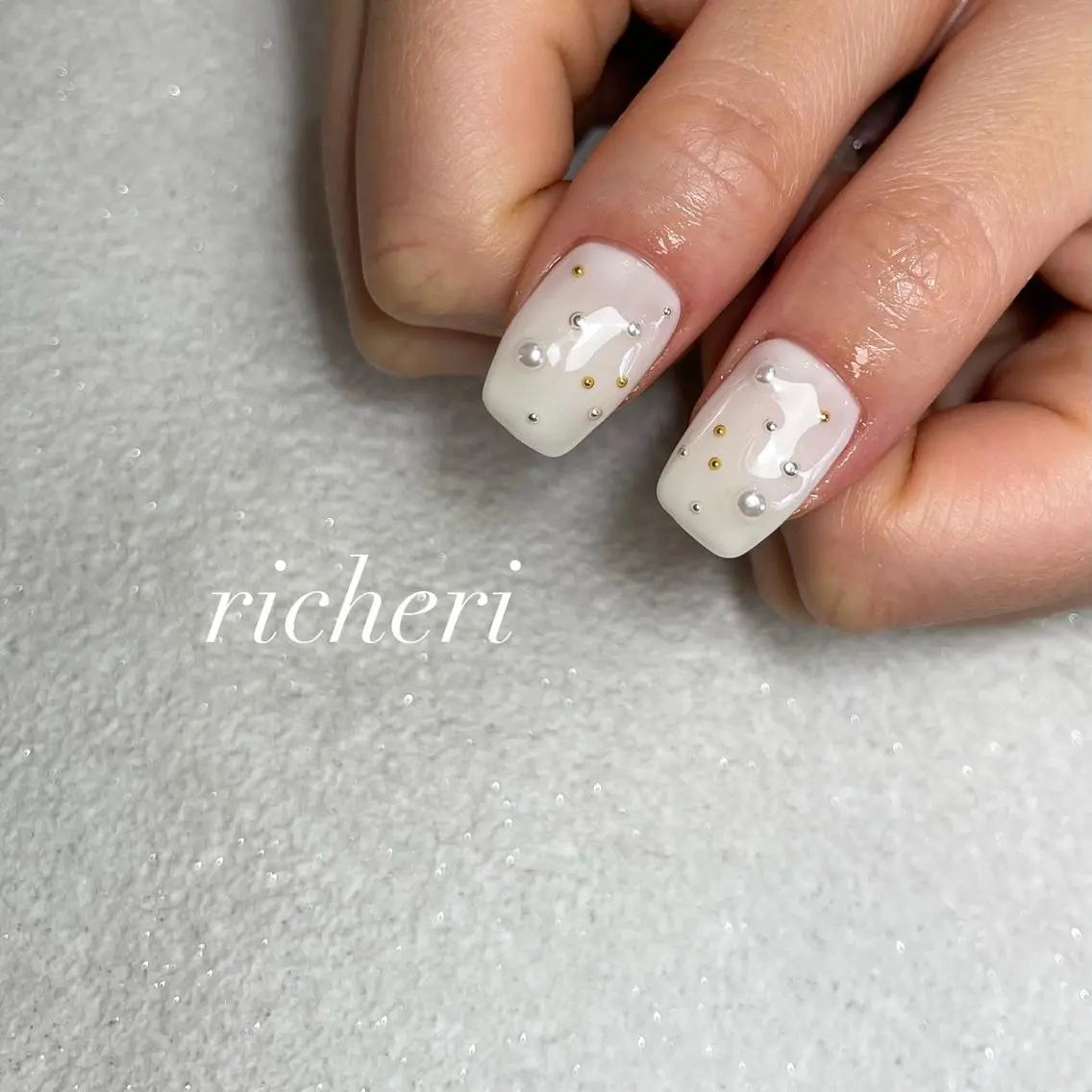 ミディアム ネイル イエローカラー アートネイル ジェルネイル ゴールド ニュアンスネイル richeri beautyのエステ・リラクイメージ