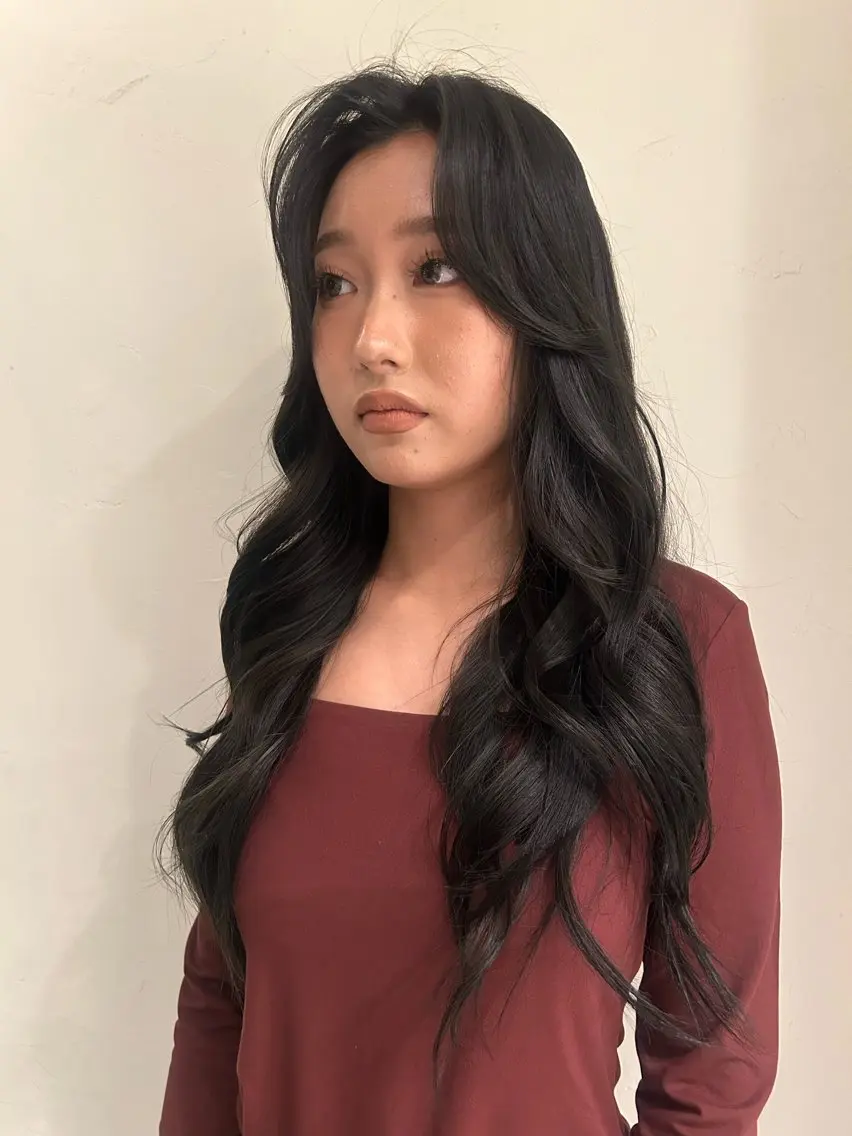 ロング カラー 透明感カラー グレージュ オリーブグレージュ オリーブグレー カット ヘアカラー 海外レイヤー /NAGISAのヘアスタイル