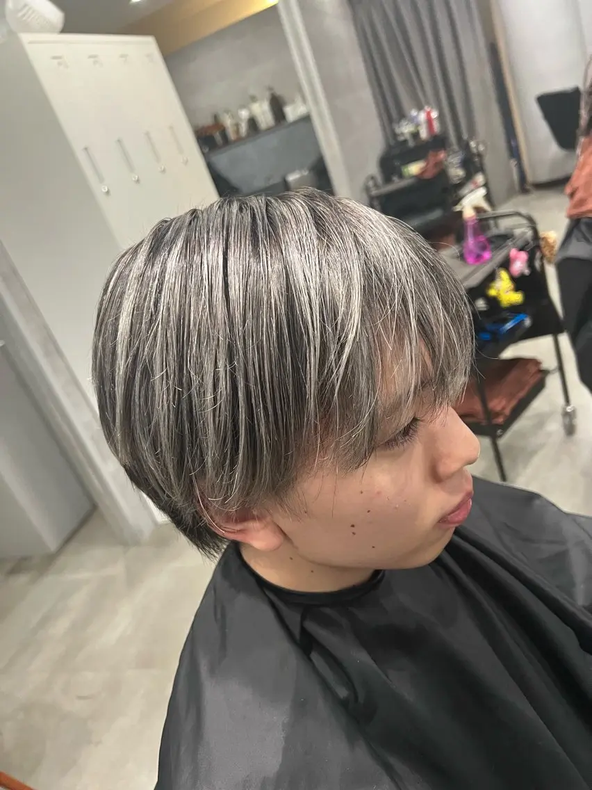 カラー メンズ メンズバレイヤージュ バレイヤージュ シルバー ホワイトシルバー 寺嶋 貴大のヘアスタイル