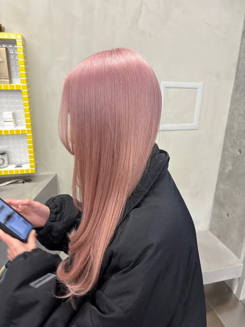ロング カラー ブリーチ ピンクカラー ホワイトピンク カット ヘアカラー トリートメント トレンドカラー🥣／ ヘアアレンジ✩.*˚のヘアスタイル