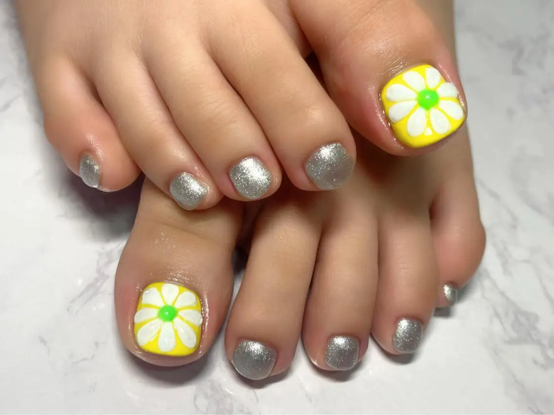 ネイル ぷっくりネイル シルバー フットネイル Nail Salon KURELLYのネイルデザイン