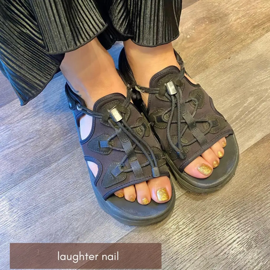 ネイル アートネイル フットネイル ゴールド キラキラネイル ラメ(グリッター) laughter nailのネイルデザイン