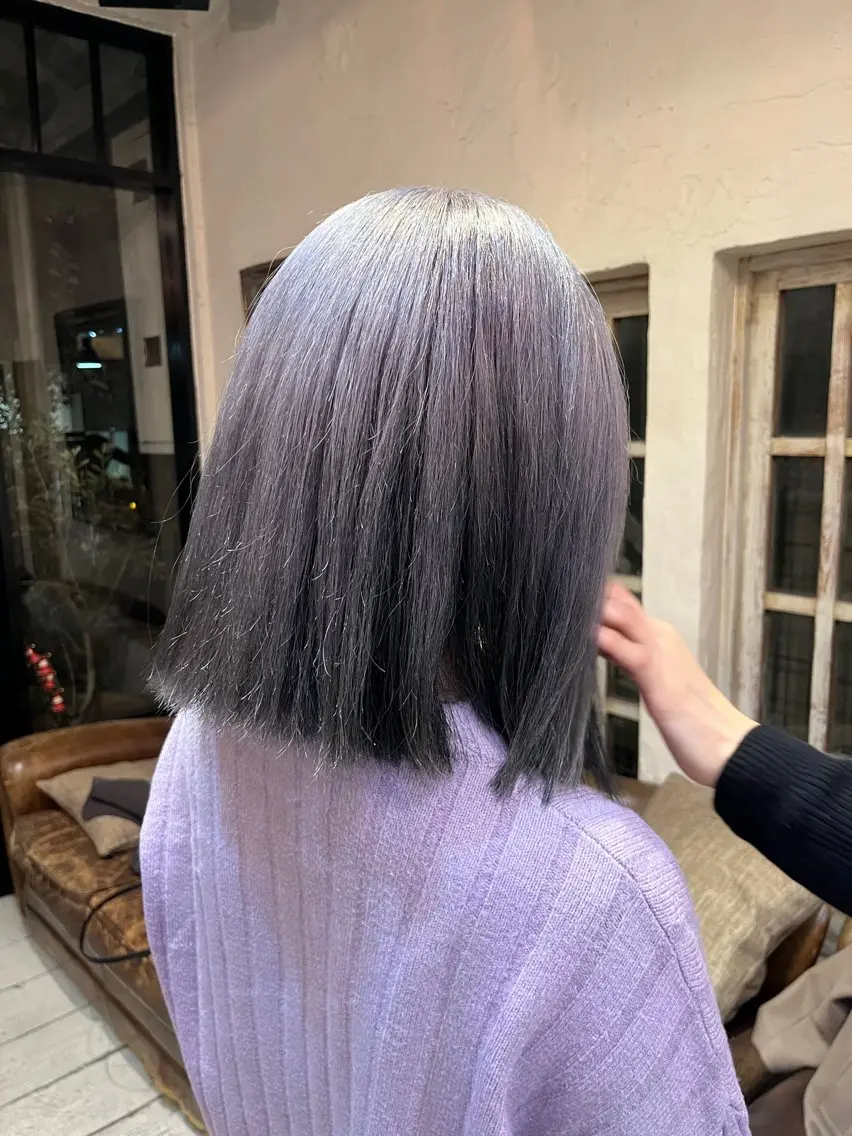 カラー シルバー 小山 奈津のヘアスタイル