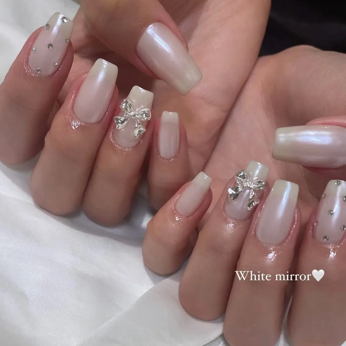 ネイル ドット ミラーネイル リボン ホワイト ハンドネイル nail salon miRANのネイルデザイン
