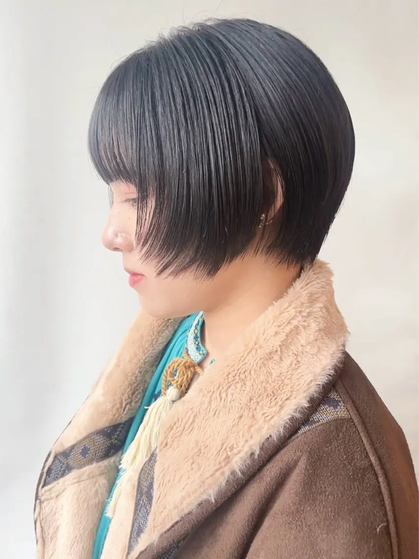ショート 顔まわりレイヤー 顔周りカット レイヤーカット ショートヘア 松岡彩華 ボブ /グレージュのヘアスタイル