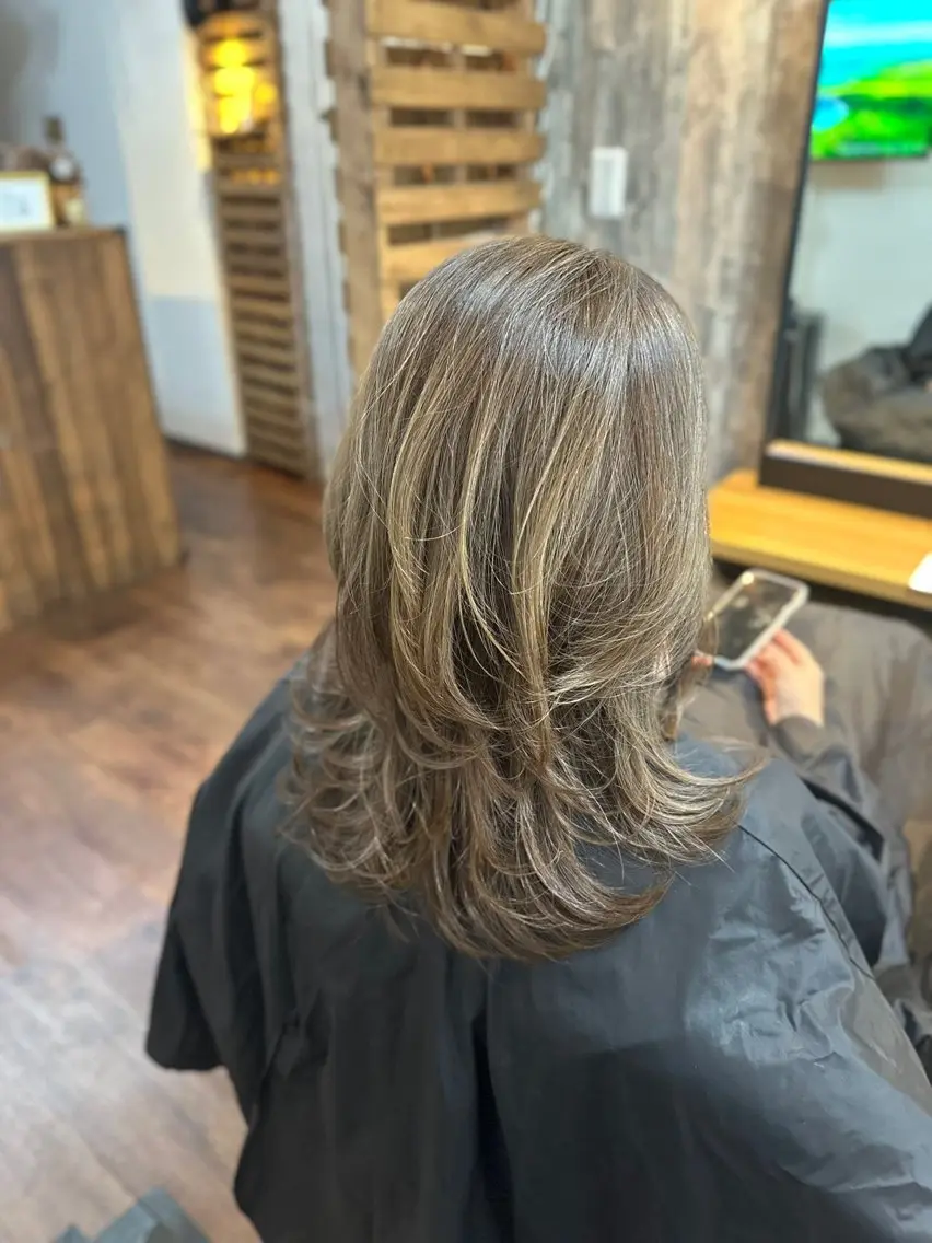 セミロング くびれヘア くびれレイヤー レイヤーカット カット ヘアカラー トリートメント Luzir⭐︎ GEN⭐︎のヘアスタイル