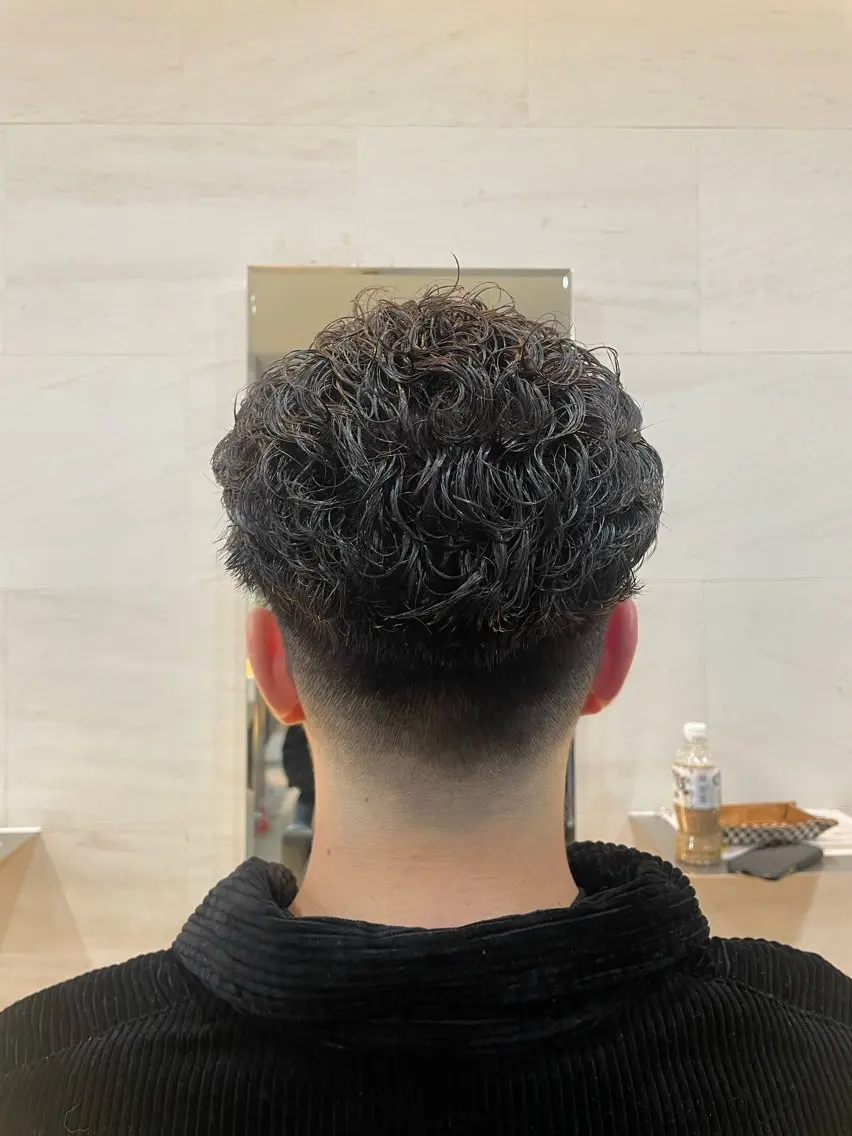 メンズ フェードカット スキンフェード 磯崎 新のヘアスタイル
