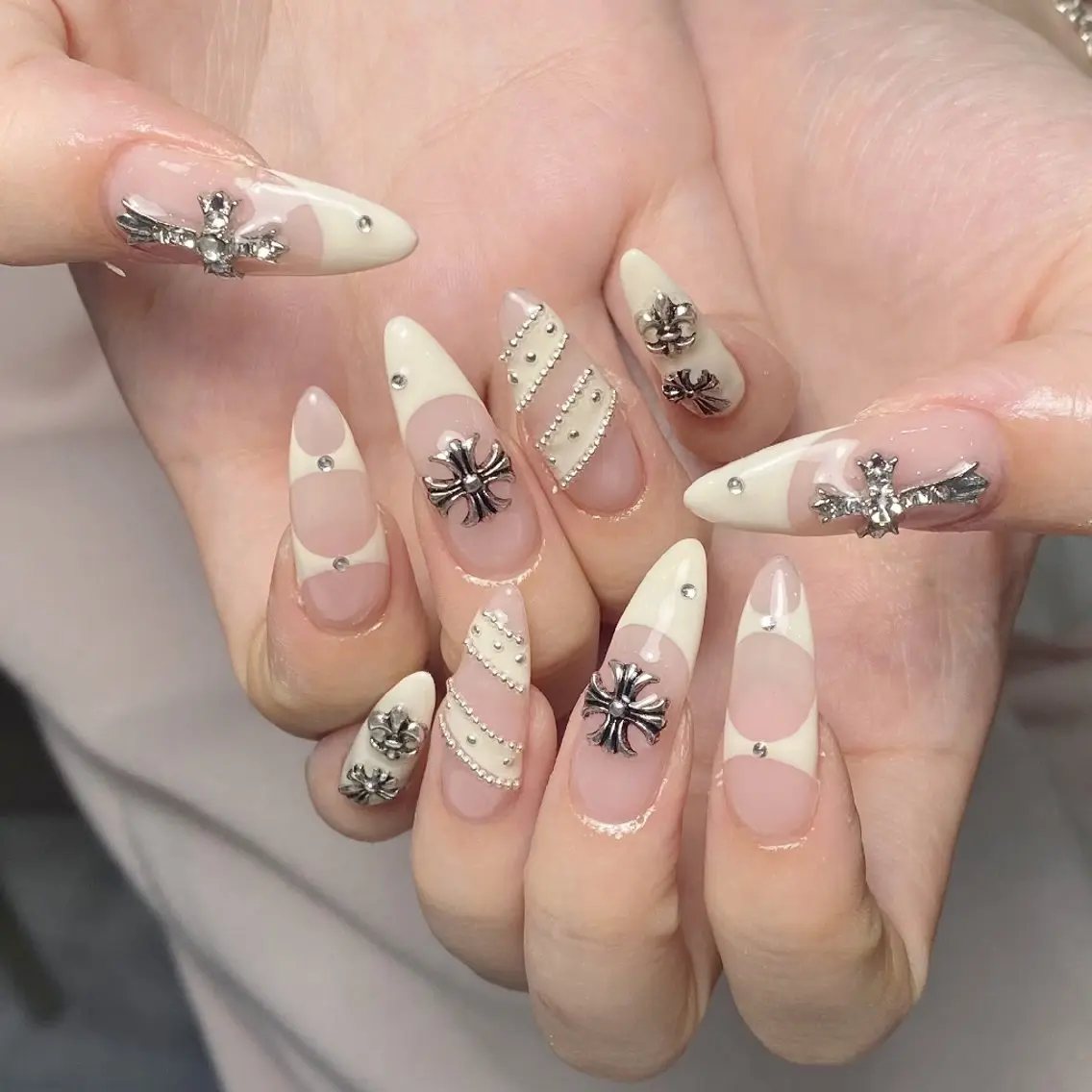 ネイル チークネイル フレンチネイル ジェルネイル ガーリー キラキラネイル ハンドネイル UM Nail Salonのネイルデザイン