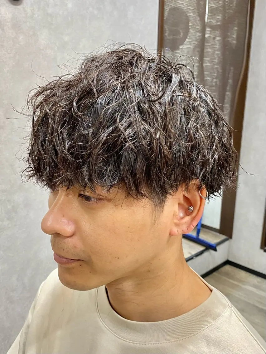 ミディアム パーマ メンズ ミディアムパーマ メンズハイライト メンズパーマ ツイストスパイラルパーマ ハイライト カット パーマ 田口 慎士のヘアスタイル