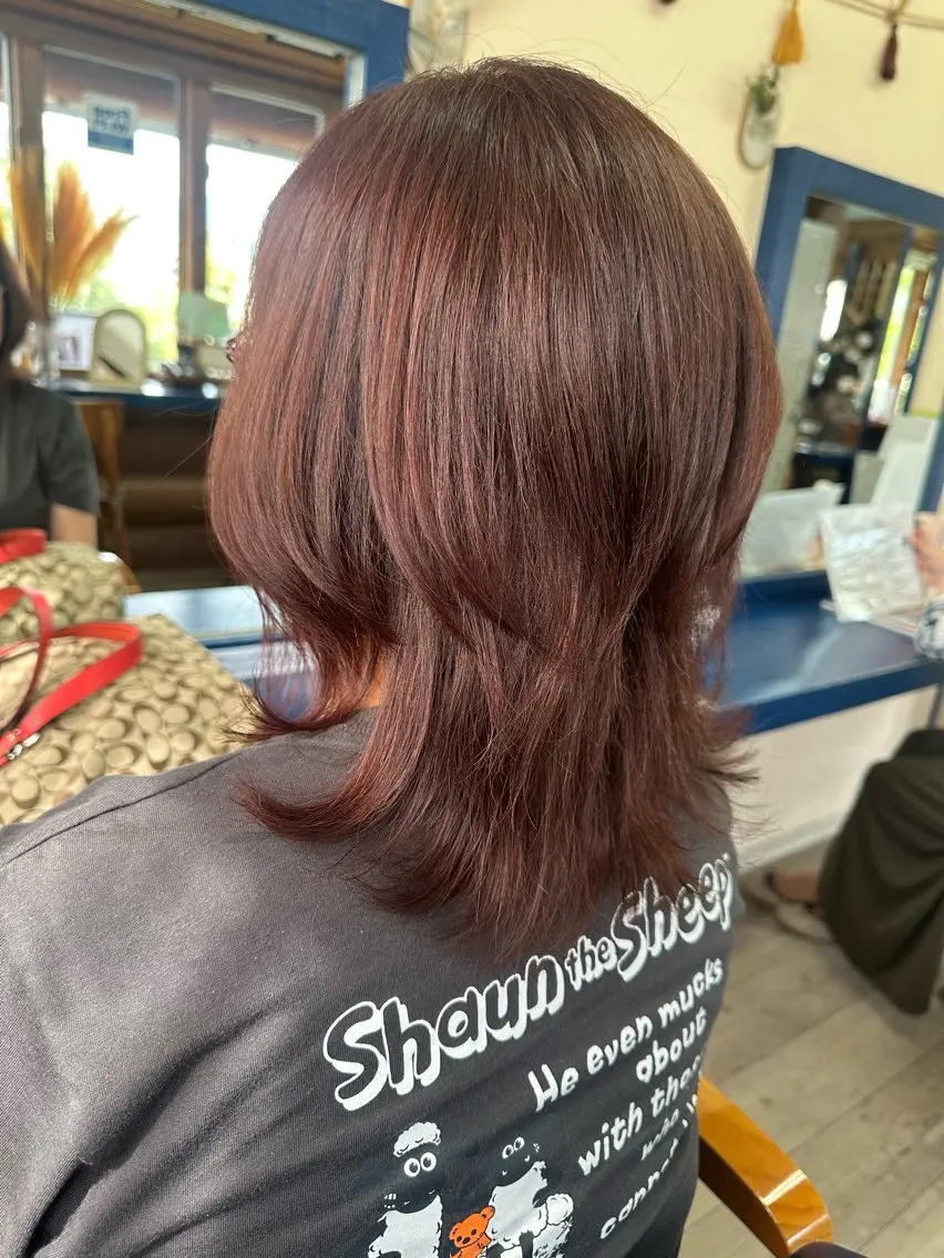 ミディアム カラー ベージュカラー ピンクカラー ピンクベージュ ウルフカット カット ヘアカラー トリートメント 綿松 彩乃のヘアスタイル