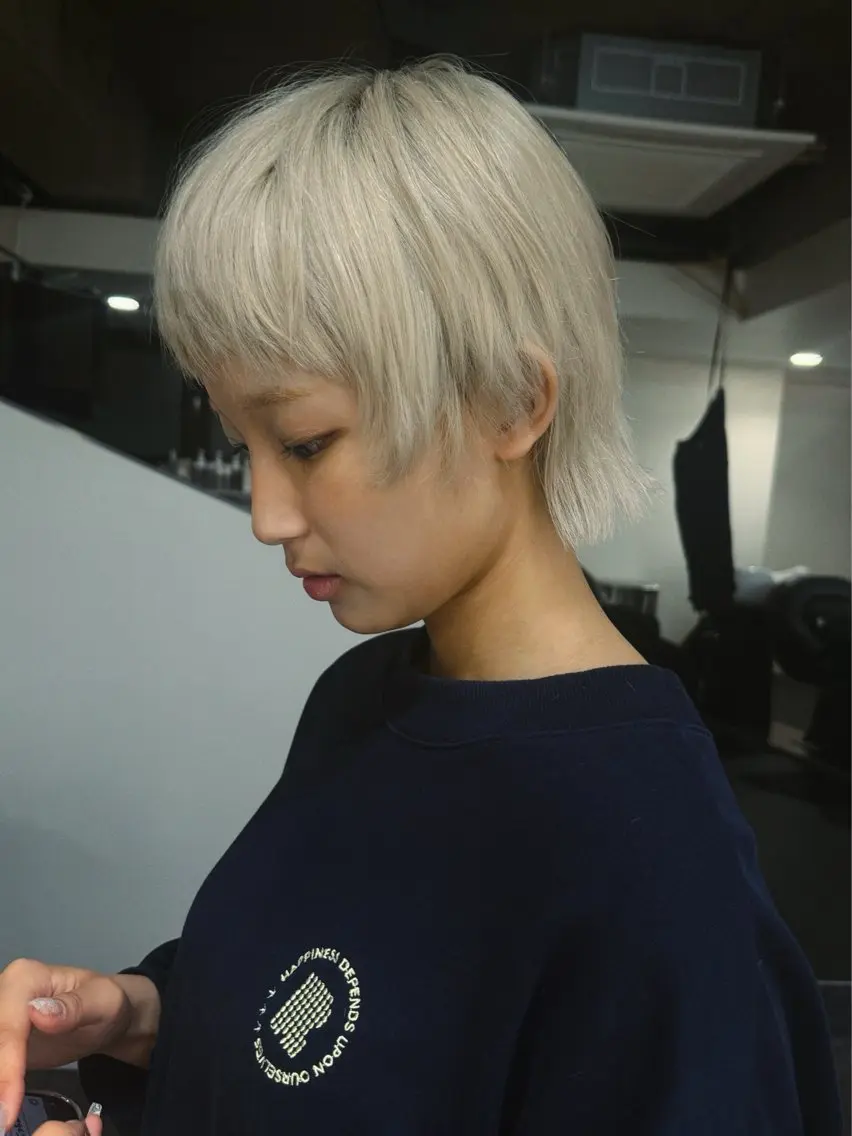 ショート カラー マレットヘア カット ヘアカラー トリートメント BURROW うえみ 寿々のヘアスタイル