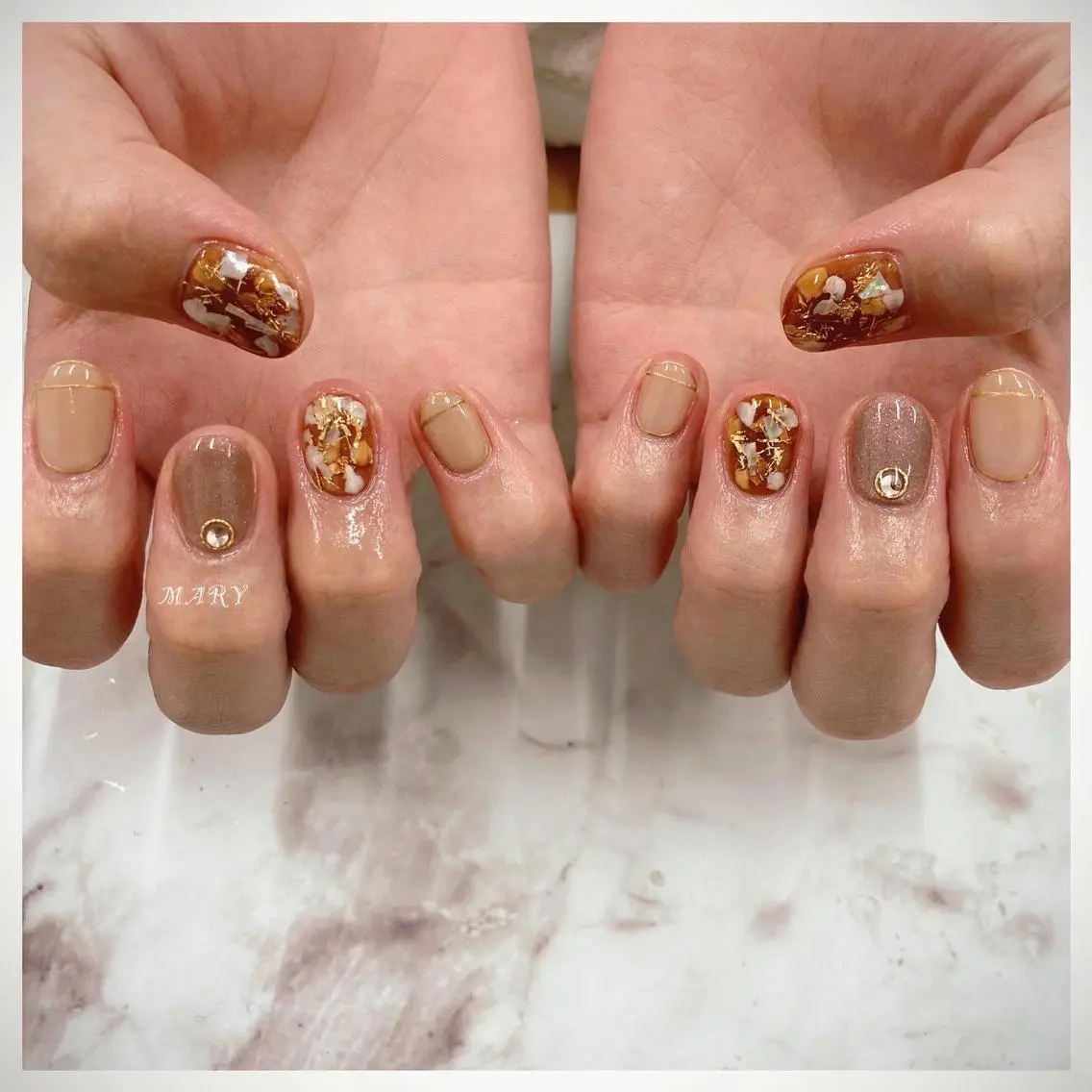 ネイル アートネイル ブラウン キラキラネイル マグネットネイル ニュアンスネイル ハンドネイル Mary nail .narumiのネイルデザイン