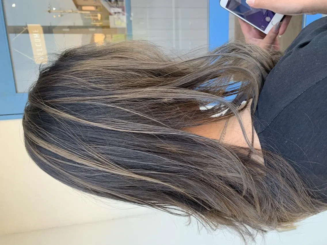 セミロング カラー アディクシーカラー アッシュ バレイヤージュ ブリーチ ケアブリーチ corazon ブリーチのヘアスタイル