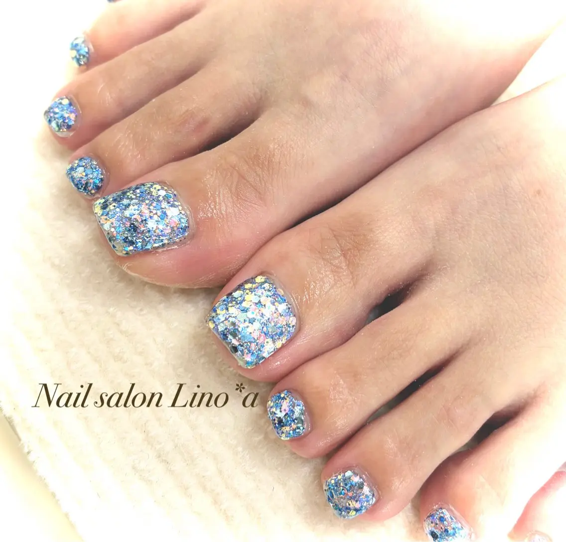 ネイル ブルー フットネイル ホログラムネイル キラキラネイル ラメ(グリッター) フットネイル Nail salon Lino*aのネイルデザイン