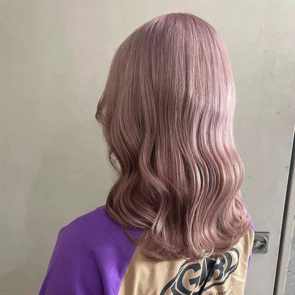 ミディアム カラー ブリーチ ダブルカラー イヤリングカラー トリートメント 吉村 夏椰のヘアスタイル