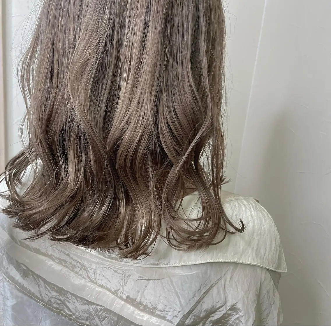 セミロング カラー グレージュ ミルクティーグレージュ ANNA 🧸のヘアスタイル