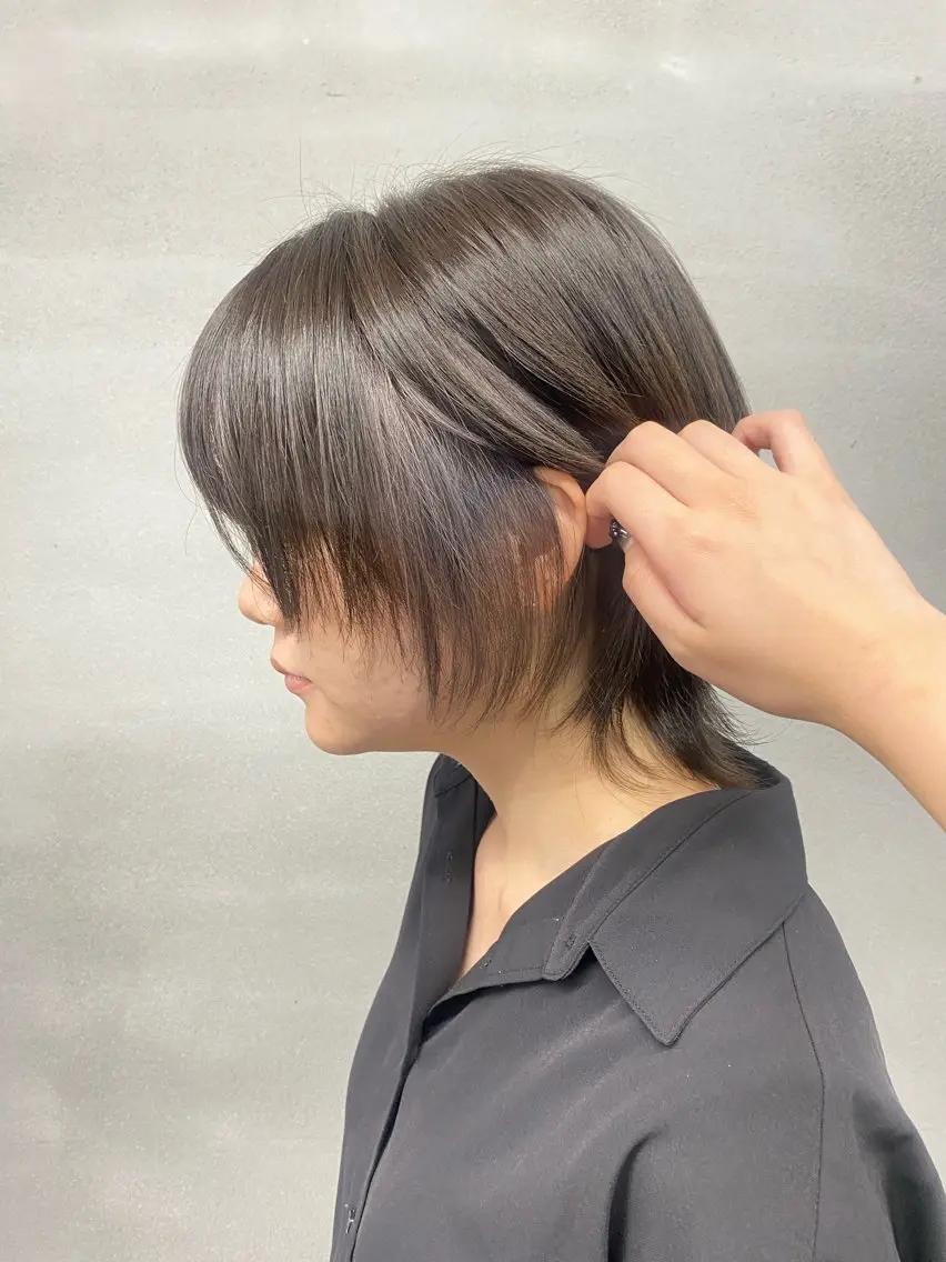ショート カラー ブリーチ 透明感カラー デザインカラー イヤリングカラー グレージュ 柏 デザインカラー/ レイヤー🐣シオリのヘアスタイル
