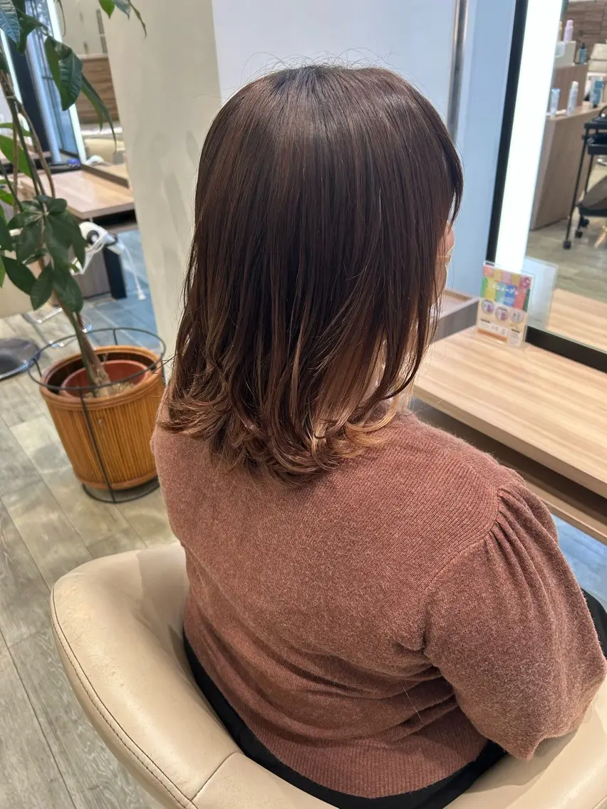 ミディアム レイヤーカット 能登 彩穂のヘアスタイル