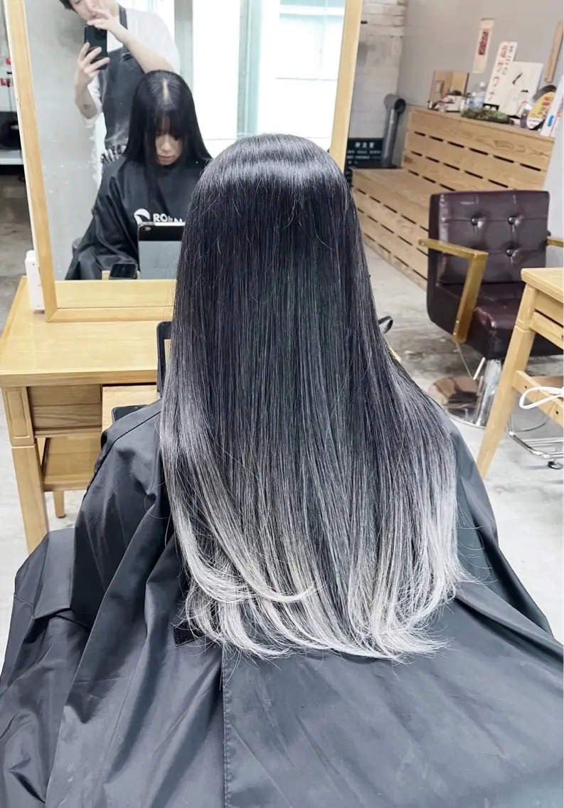 セミロング カラー バレイヤージュ シルバー ホワイトシルバー レイヤーカット 指名数No.1 /NAOYAのヘアスタイル