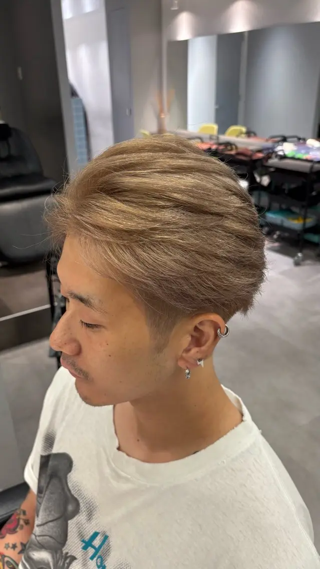 ショート カラー メンズ メンズブリーチ ベージュカラー ブリーチ ミルクティーベージュ カット ヘアカラー 高橋 周のヘアスタイル