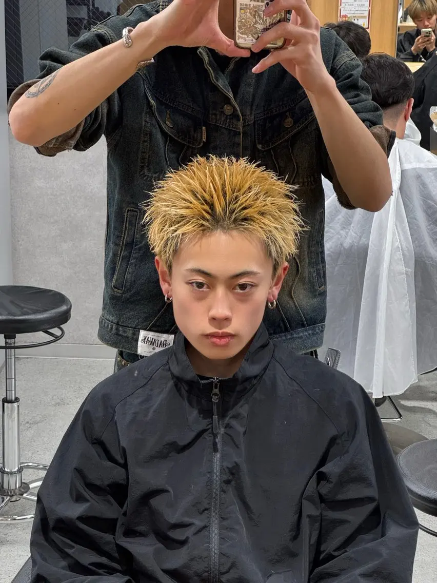 ショート カラー パーマ ヘアアレンジ メンズ メンズブリーチ センターパート フェザーパーマ メンズハイライト メンズハイトーン カット ヘアカラー トリートメント ヘッドスパ ヘアセット スパイキー/フェザー /波巻き/かいとのヘアスタイル