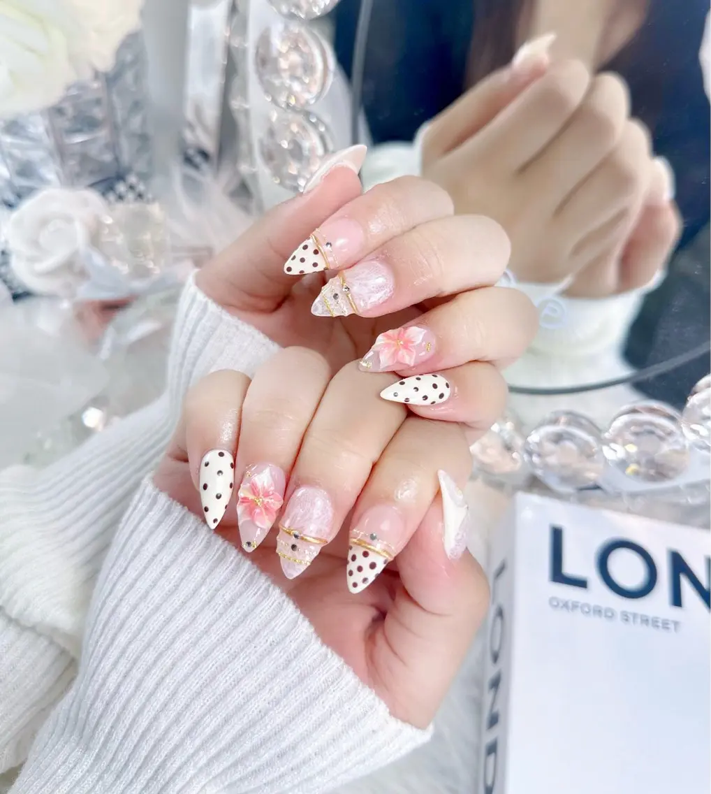 ネイル オーロラネイル チークネイル フラッシュネイル フレンチネイル ジェルネイル ハンドネイル ハンドケア Miyu Nail Nambaのネイルデザイン