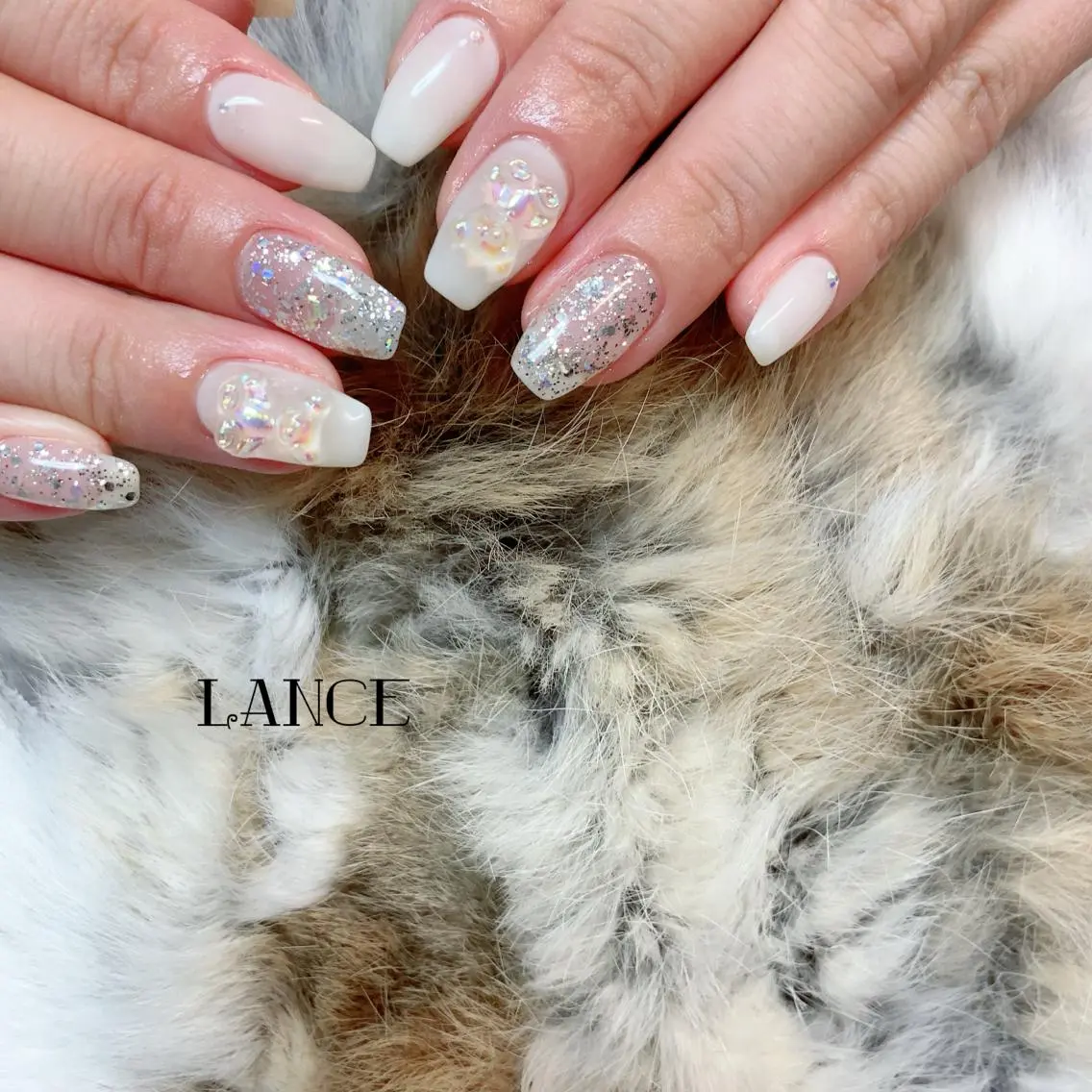ミディアム ネイル クリスマス オーロラネイル フレンチネイル ワンホンネイル 冬ネイル ハンドネイル Lance nailのネイルデザイン