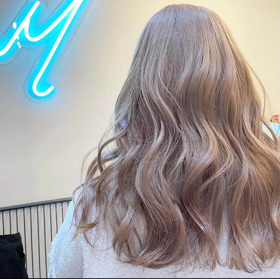 セミロング カラー ヘアカラー ハイトーンカラー 🦋yuri🦋のヘアスタイル