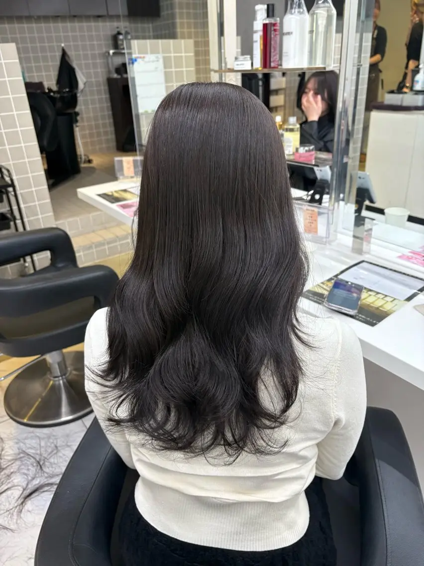 ロング 寒色/ベージュヘア ブリーチありMiOのヘアスタイル
