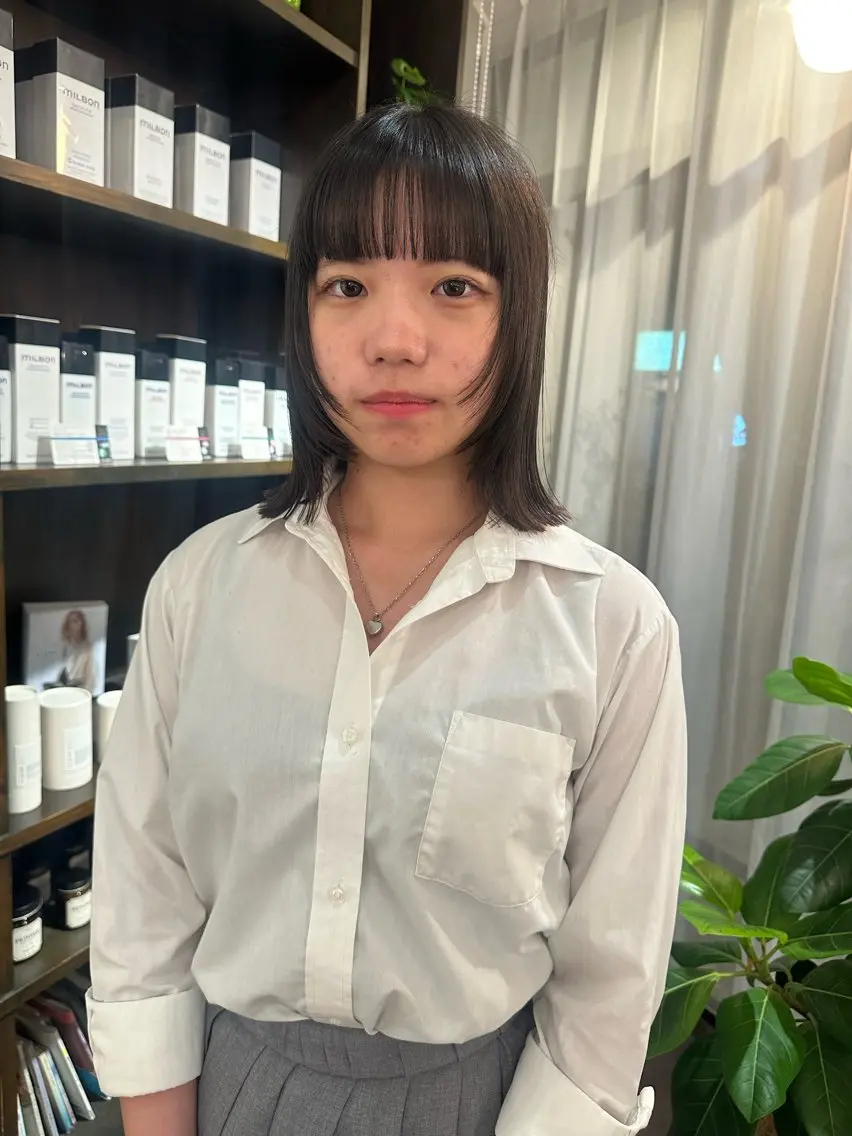 ミディアム 顔まわりレイヤー 顔周りカット レイヤーカット 🩵HOLLY🩵 ブリーチ🩵カレンのヘアスタイル