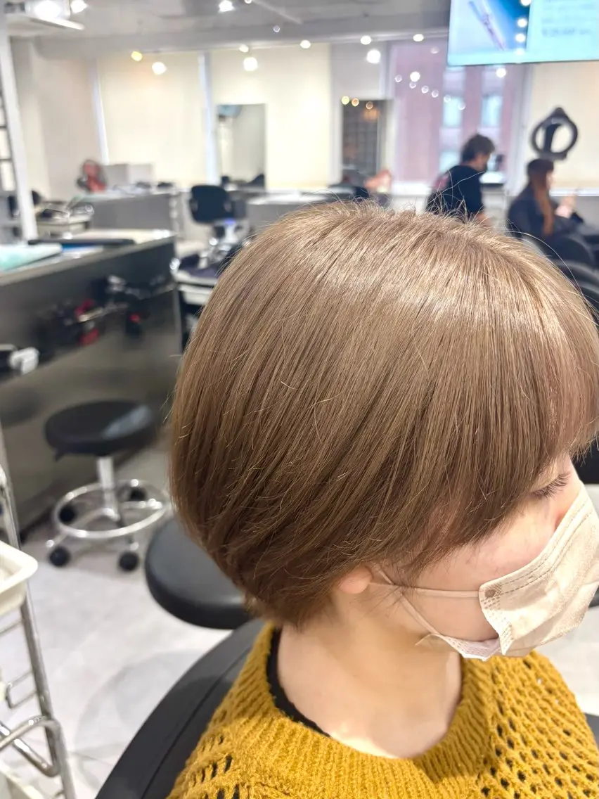 ショート カラー ブリーチ カット ヘアカラー トリートメント 透明感/暖色カラー くるみのヘアスタイル